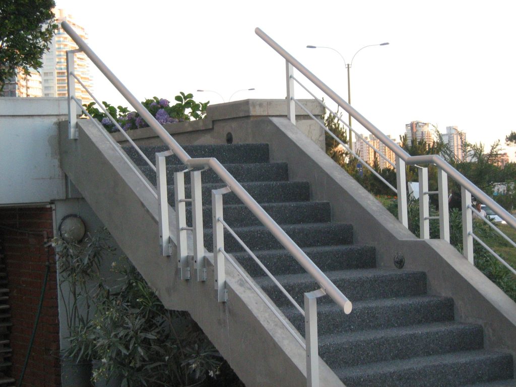 barandas de aluminio en escalera